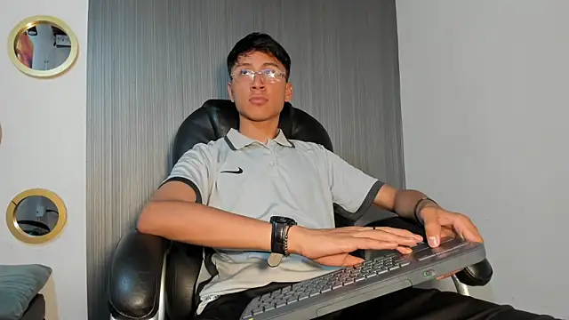 Daddy Darcks online show from October 2025 07:58:02 PM