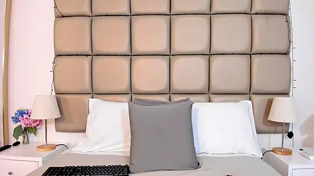 MiaMillers1 online show from December 2025 11:18:01 AM