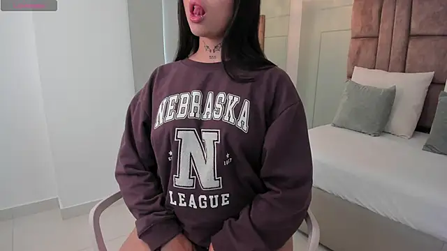 Snapshot of hannah_miltonn chatting on November 2025 09:37:01 PM hannah miltonn online show from November 2025 09:37:01 PM