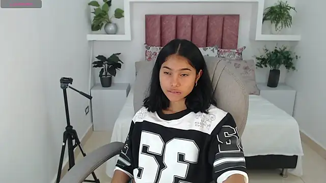 Milaa Star  online show from December 2025 03:13:01 AM