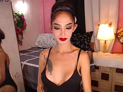 Snapshot of XXXQueenofTransXXX chatting on February 2026 12:05:02 AM XXXQueenofTransXXX online show from February 2026 12:05:02 AM