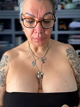 dieseldame1313 online show from March 2026 05:50:02 PM