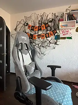 Snapshot of MikssMolly chatting on December 2025 04:06:01 AM MikssMolly online show from December 2025 04:06:01 AM