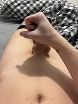 enzoyoungbisex online show from February 2026 05:20:01 PM