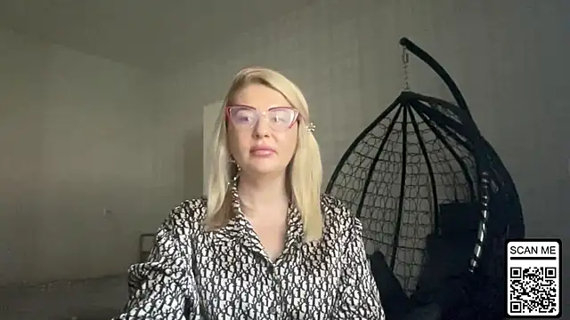 Snapshot of Blondie_xoxoxo chatting on June 2026 08:13:02 AM Blondie xoxoxo online show from June 2026 08:13:02 AM
