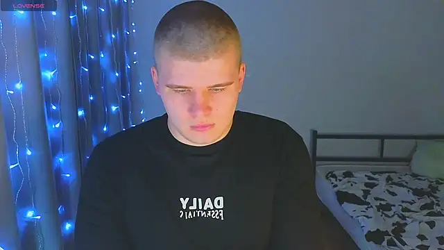 kittenmurr online show from December 2025 07:45:02 PM