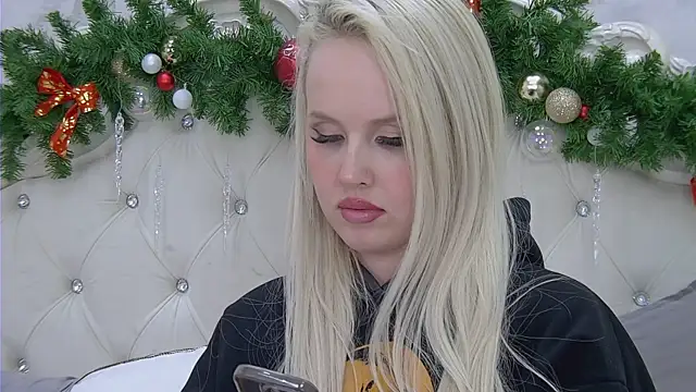 Snapshot of EllieFrosty_ chatting on December 2025 02:21:01 PM EllieFrosty online show from December 2025 02:21:01 PM