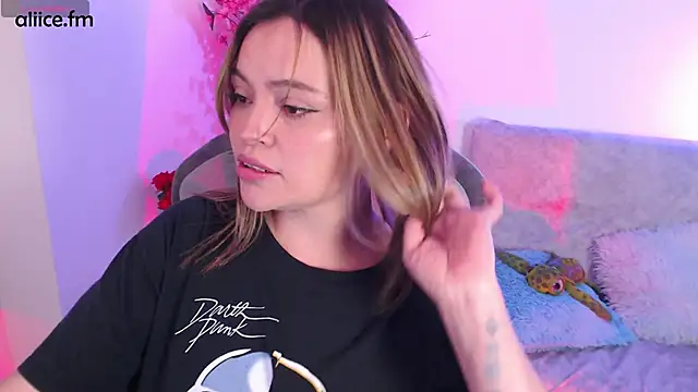 Snapshot of aliiceFM chatting on September 2025 03:05:01 AM aliiceFM online show from September 2025 03:05:01 AM