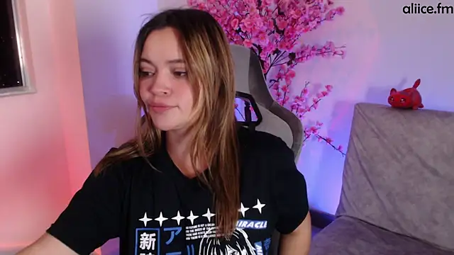 Snapshot of aliiceFM chatting on October 2025 06:33:01 AM aliiceFM online show from October 2025 06:33:01 AM