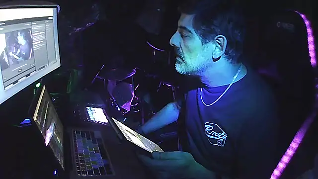 Snapshot of Rod_Contreras_ARG chatting on November 2025 03:07:01 AM Rod Contreras ARG online show from November 2025 03:07:01 AM