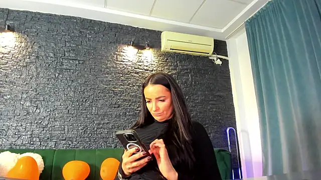 AnneSins online show from November 2025 07:05:01 PM