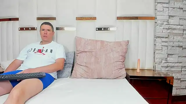 CandyandSteven online show from November 2025 02:43:02 AM