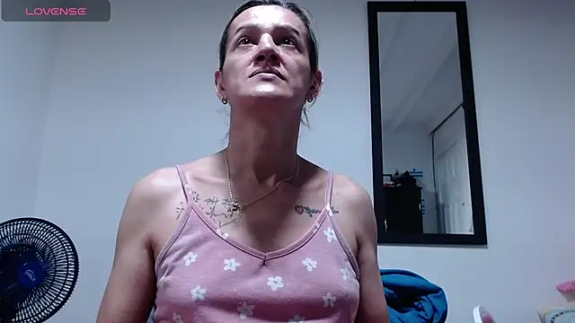 Snapshot of AllysonStonne chatting on October 2025 10:53:02 PM AllysonStonne online show from October 2025 10:53:02 PM