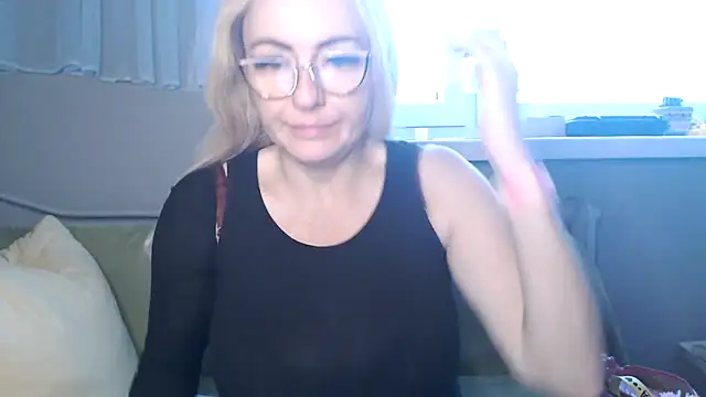 NADINNNE online show from November 2025 12:04:01 PM