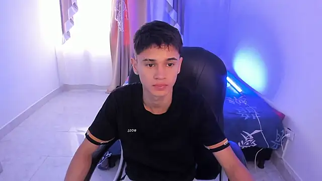 Aron Boyy online show from November 2025 08:19:01 PM