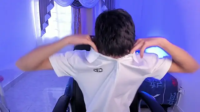 Aron Boyy online show from November 2025 08:41:01 PM