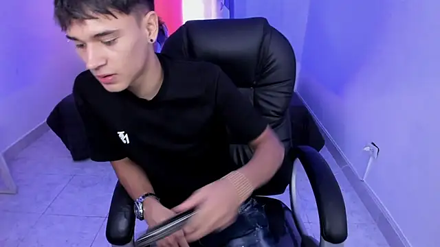 Aron Boyy online show from March 2026 07:43:02 PM