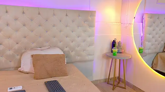 Snapshot of CathMellow chatting on December 2025 02:06:01 AM CathMellow online show from December 2025 02:06:01 AM