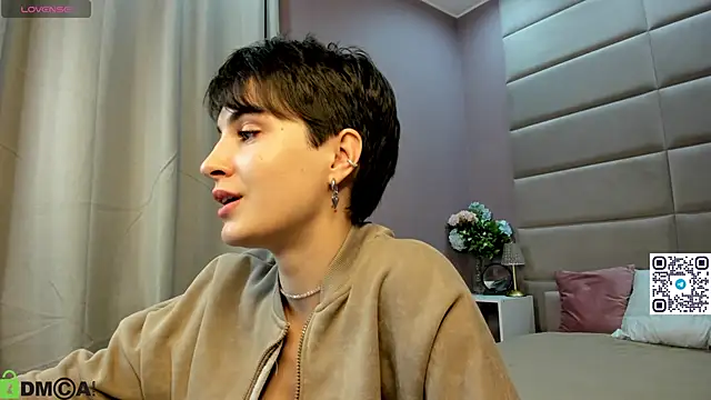 Adeline Perle online show from October 2025 01:28:01 AM