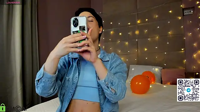 Adeline Perle online show from October 2025 01:29:01 AM