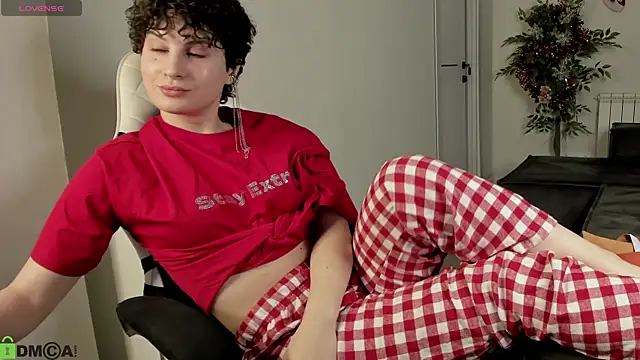 Adeline Perle online show from January 2026 01:51:01 AM