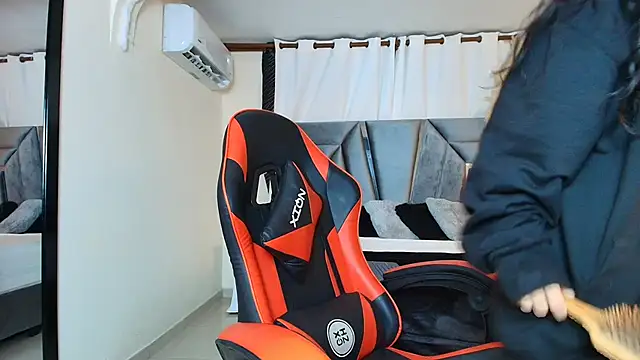 MiniLove 01 online show from October 2025 12:50:01 PM