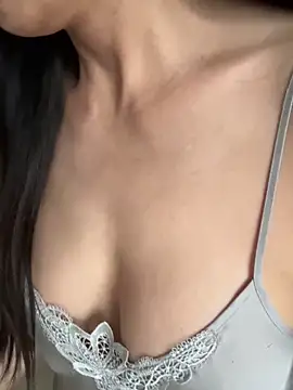 xiiuuff18 online show from October 2025 11:27:02 PM