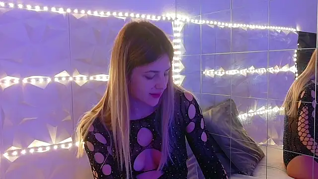 Aishha  online show from November 2025 06:03:02 AM