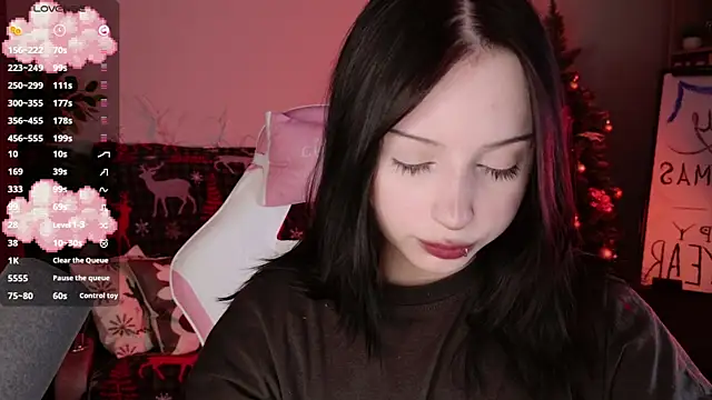 YourLittleDevil online show from December 2025 01:28:02 PM