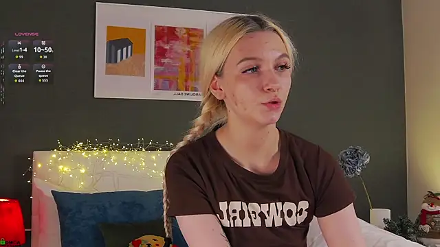 Snapshot of SaraHearts chatting on December 2025 02:57:02 PM SaraHearts online show from December 2025 02:57:02 PM