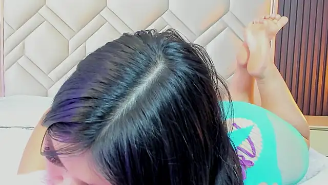 MiaaFarrel online show from November 2025 07:56:01 PM