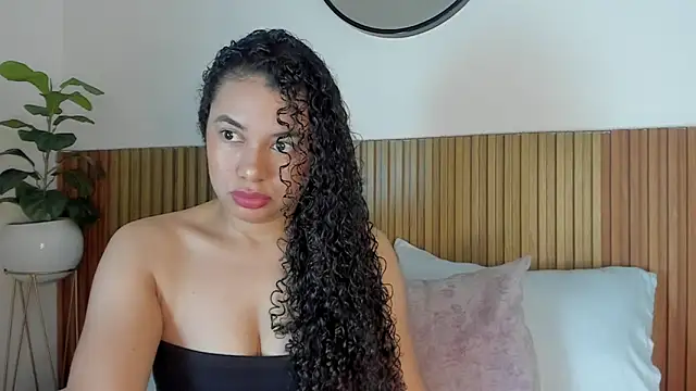 Snapshot of angie_leonn chatting on September 2025 12:06:01 PM angie leonn online show from September 2025 12:06:01 PM