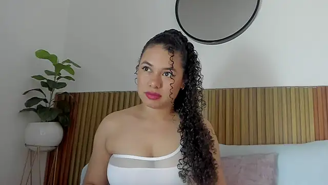 Snapshot of angie_leonn chatting on September 2025 12:07:01 PM angie leonn online show from September 2025 12:07:01 PM