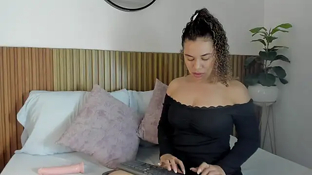 Snapshot of angie_leonn chatting on October 2025 12:27:01 PM angie leonn online show from October 2025 12:27:01 PM