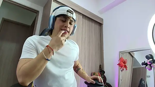 brunothompson3 online show from September 2025 12:22:02 AM