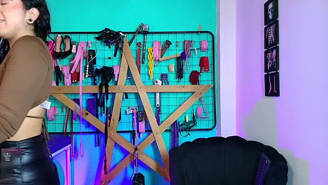 Snapshot of Mrmia_bdsm_extreme chatting on October 2025 12:41:02 PM Mrmia bdsm extreme online show from October 2025 12:41:02 PM