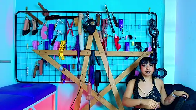 Snapshot of Mrmia_bdsm_extreme chatting on December 2025 01:20:02 PM Mrmia bdsm extreme online show from December 2025 01:20:02 PM