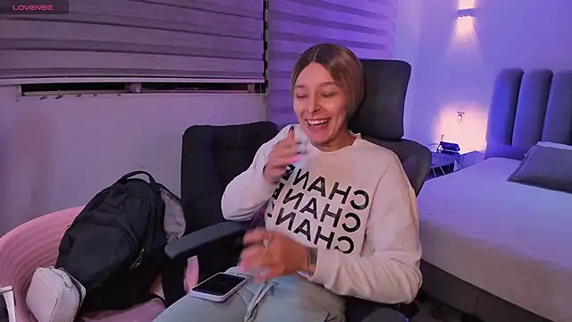 SkyThompson online show from October 2025 03:47:02 AM