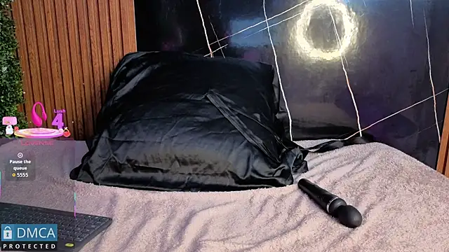 Kiara Zahiri   online show from October 2025 11:19:01 AM