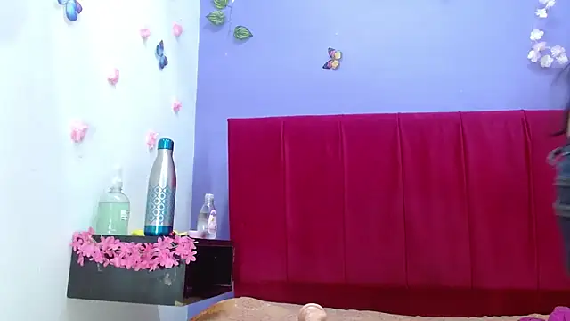 andrealopezcm101 online show from October 2025 11:36:02 AM