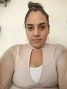 denissebombon online show from February 2026 07:41:01 PM