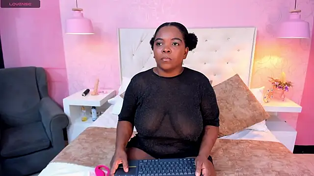 EvaaTayson online show from October 2025 01:43:02 PM