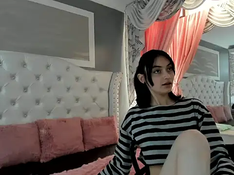 naomi cooper   online show from October 2025 01:39:02 PM