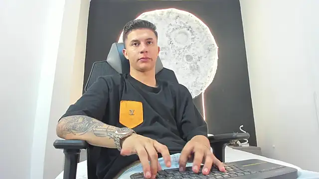 liaamsmiith  online show from October 2025 12:27:02 PM