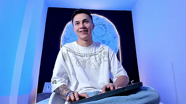 liaamsmiith  online show from October 2025 12:09:01 PM