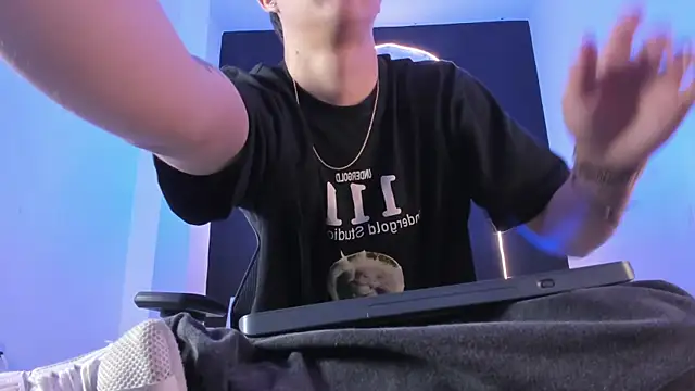 liaamsmiith  online show from November 2025 12:26:01 PM