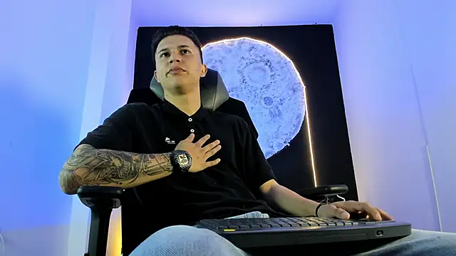 liaamsmiith  online show from November 2025 11:54:01 AM