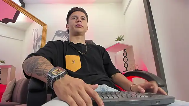 liaamsmiith  online show from February 2026 01:18:02 PM