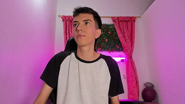 Snapshot of dylan_202520_ chatting on September 2025 11:37:01 AM dylan 202520 online show from September 2025 11:37:01 AM