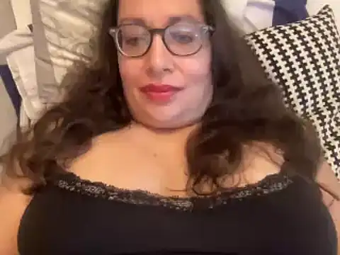 Snapshot of RosaFreya chatting on September 2025 11:03:01 AM RosaFreya online show from September 2025 11:03:01 AM